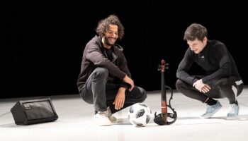 « °Up » de Fouad Boussouf, duo ou ballon et violon sont au premier plan - Critique sortie Danse Magny-les-Hameaux Théâtre de Saint-Quentin-en-Yvelines