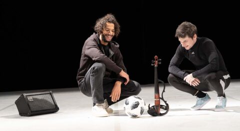 « °Up » de Fouad Boussouf, duo ou ballon et violon sont au premier plan - Critique sortie Danse Magny-les-Hameaux Théâtre de Saint-Quentin-en-Yvelines