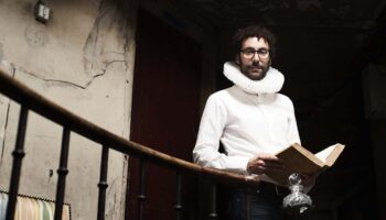 David Wahl éveille notre curiosité avec le « Traité de la boule de cristal » - Critique sortie Théâtre Paris Maif Social Club