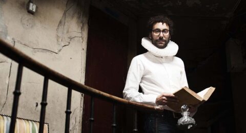 David Wahl éveille notre curiosité avec le « Traité de la boule de cristal » - Critique sortie Théâtre Paris Maif Social Club