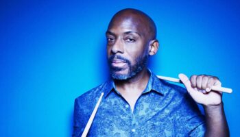 Le batteur E. J. Strickland dans un trio de haut vol avec la star du sax Soweto Kinch. - Critique sortie Jazz Paris Sunset