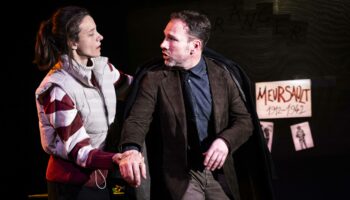 S’inspirant librement du roman de Camus, Jean-Baptiste Barbuscia crée « L’Étrangère », une aventure de transmission célébrée de belle manière - Critique sortie Théâtre Avignon Théâtre du Balcon