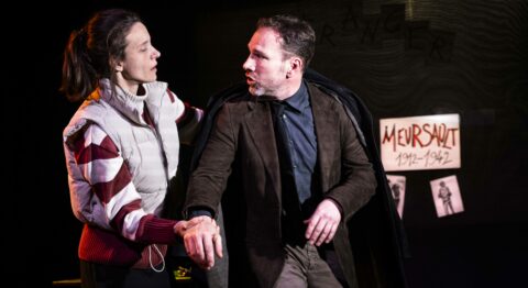 S’inspirant librement du roman de Camus, Jean-Baptiste Barbuscia crée « L’Étrangère », une aventure de transmission célébrée de belle manière - Critique sortie Théâtre Avignon Théâtre du Balcon