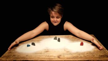 Zoé Grossot explore les mystères de nos origines dans « L’Univers a un goût de framboise » - Critique sortie Théâtre Paris La Maif Social Club