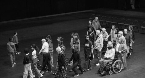 Une vingtaine d’amateurs réunis par Jean Bellorini donnent vie à la poésie de Christian Bobin dans « La Nuit du Coeur » - Critique sortie Théâtre Lyon TNP Villeurbanne