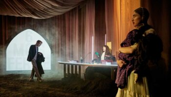 Lorraine de Sagazan met en scène « Léviathan », un rituel théâtral étrange et saisissant. - Critique sortie Théâtre 75017 Paris Ateliers Berthier - Odéon Théâtre de l'Europe