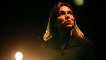 Marie Torreton reprend avec sobriété des textes de Charlotte Delbo, rescapée des camps, dans « Prière aux Vivants ». - Critique sortie Théâtre Paris La Scala Paris