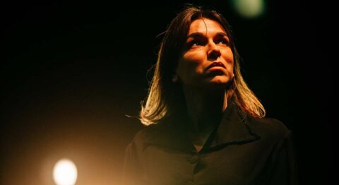 Marie Torreton reprend avec sobriété des textes de Charlotte Delbo, rescapée des camps, dans « Prière aux Vivants ». - Critique sortie Théâtre Paris La Scala Paris