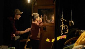 « Rue d’Orchampt », une galerie d’illusions théâtrale par le groupe ZUR - Critique sortie Théâtre Paris CENTQUATRE-PARIS