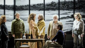 « Une mouette », mise en scène par Elsa Granat, semble approfondir et assombrir le texte de Tchekhov - Critique sortie Théâtre 75001 Paris Comédie-Française