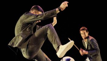 « °Up » de Fouad Boussouf, entre violon et football freestyle - Critique sortie Danse Châteauroux Equinoxe