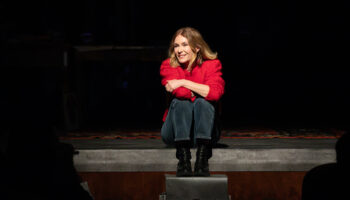 Adaptant « Interruption » de Sandra Vizzavona, Pascale Arbillot fait entendre les voix de celles qui ont avorté - Critique sortie Théâtre Paris Théâtre de la Concorde