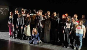 Trente jeunes franco-allemands rassemblés par Jean-Baptiste Sastre et Hiam Abbass autour de « l’Écriture ou la Vie » de Jorge Semprún - Critique sortie Théâtre Paris Théâtre du Soleil