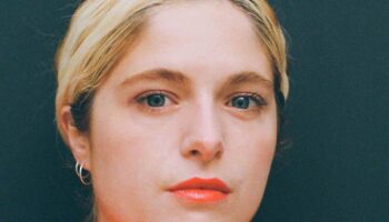 Louise Herrero passe au tamis de son regard burlesque instituts et concours de beauté dans « bonnes » - Critique sortie Théâtre Paris Théâtre de la Tempête