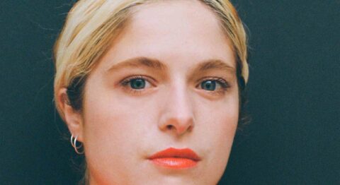 Louise Herrero passe au tamis de son regard burlesque instituts et concours de beauté dans « bonnes » - Critique sortie Théâtre Paris Théâtre de la Tempête