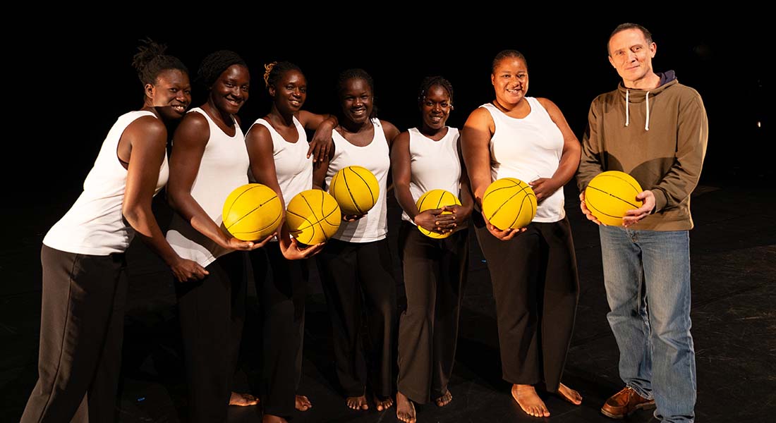 « Basketteuses de Bamako » : une création de Thomas Guérineau entre corps, sons et jongles. - Critique sortie Avignon / 2025 Avignon Avignon Off. La Manufacture - La Patinoire