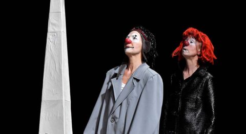 « Dans la farine invisible de l&rsquo;air » : Sandrine Le Métayer donne vie à cinq clowns aussi drôles que poétiques. - Critique sortie Avignon / 2025 Avignon Avignon Off. La Factory - Théâtre de L’Oulle