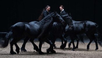 Une ode aux vivants, au domestique et au naturel : « Entre chiens et loups » de Camille et Manolo. - Critique sortie Avignon / 2025 Villeneuve lez Avignon Avignon Off. Festival Villeneuve en Scène