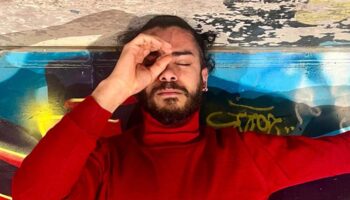 Mohamed Toukabri crée « Every-body-knows-what-tomorrow-brings-and-we-all-know-what-happened-yesterday » - Critique sortie Avignon / 2025 Avignon Festival d’Avignon. Les Hivernales