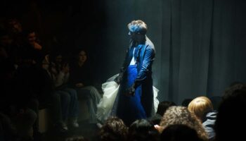 « FAST », quand la Cie Inti Théâtre épingle la fast fashion dans une création ludique. - Critique sortie Avignon / 2025 Avignon Avignon Off. Théâtre des Doms