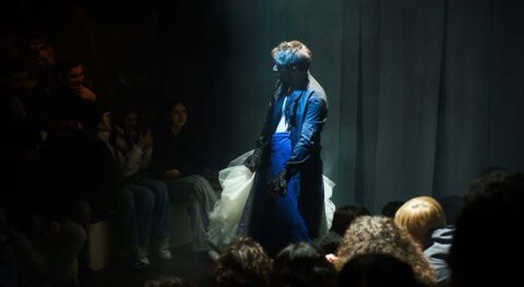 « FAST », quand la Cie Inti Théâtre épingle la fast fashion dans une création ludique. - Critique sortie Avignon / 2025 Avignon Avignon Off. Théâtre des Doms