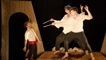 Emmanuel Besnault livre une version audacieuse et follement énergique des « Fourberies de Scapin » de Molière - Critique sortie Avignon / 2025 Avignon Avignon Off. Théâtre du Petit Louvre