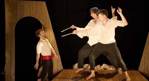 Emmanuel Besnault livre une version audacieuse et follement énergique des « Fourberies de Scapin » de Molière - Critique sortie Avignon / 2025 Avignon Avignon Off. Théâtre du Petit Louvre