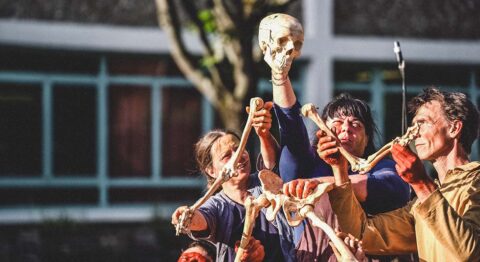 « hypothèse », Christophe Chatelain rencontre son ancêtre d’il y a 43 000 ans. - Critique sortie Avignon / 2025 Avignon Avignon Off. LaScierie