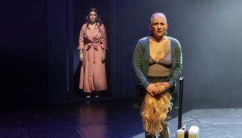 Clotilde Morgiève et Jean-Christophe Dollé mettent en scène « Happy Apocalypse », une saga familiale  électro-pop et fantasque - Critique sortie Avignon / 2025 Avignon Avignon Off. Le 11. Avignon