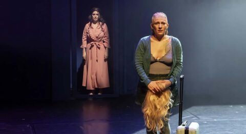 Clotilde Morgiève et Jean-Christophe Dollé mettent en scène « Happy Apocalypse », une saga familiale  électro-pop et fantasque - Critique sortie Avignon / 2025 Avignon Avignon Off. Le 11. Avignon