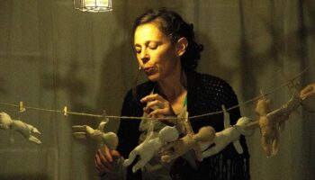 Cyrille Atlan traverse son histoire familiale avec « HENRIETTE ou la fabrique des folles ». - Critique sortie Avignon / 2025 Villeneuve lez Avignon Avignon Off. Festival Villeneuve en Scène