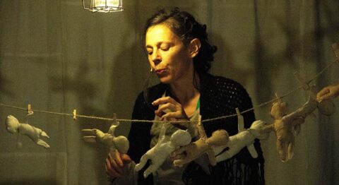 Cyrille Atlan traverse son histoire familiale avec « HENRIETTE ou la fabrique des folles ». - Critique sortie Avignon / 2025 Villeneuve lez Avignon Avignon Off. Festival Villeneuve en Scène