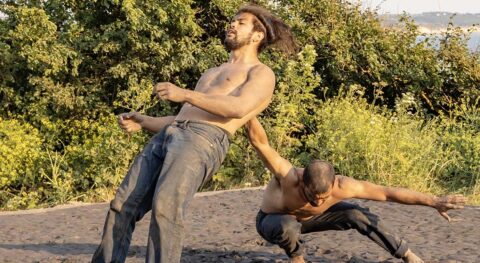 « Huellas » d’Olivier Meyrou utilise l’argile pour nourrir la grâce des corps. - Critique sortie Avignon / 2025 Avignon Avignon Off. Théâtre du Train Bleu