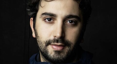 Avec « Mami », Mario Banushi rend hommage aux grandes figures féminines de sa vie. - Critique sortie Avignon / 2025 Avignon Festival d’Avignon. Gymnase du lycée Aubanel