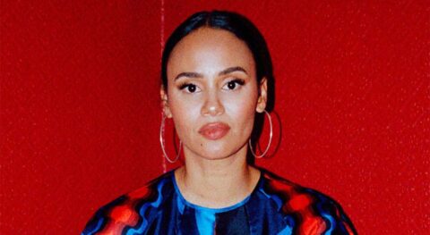 Mayra Andrade chante « reEncanto » - Critique sortie Avignon / 2025 Avignon Festival d’Avignon. Cour d’honneur du Palais des papes