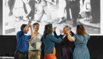 Garance Guierre et Leonor Stirman explorent avec espoir et intelligence le mouvement ouvrier dans « Faire commune ? » - Critique sortie Avignon / 2025 Avignon Avignon Off. Théâtre de l’Arrache-Cœur