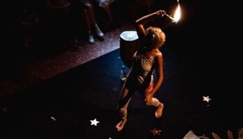 Un duo de cellules et de pixels réinvente le lancer de lames dans « Catarina & Missy Messy – Danse avec la mort » - Critique sortie Avignon / 2025 Villeneuve lez Avignon Avignon Off. Festival Villeneuve en Scène