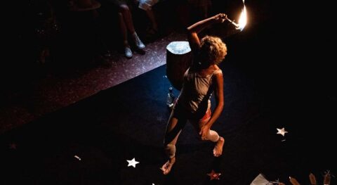 Un duo de cellules et de pixels réinvente le lancer de lames dans « Catarina & Missy Messy – Danse avec la mort » - Critique sortie Avignon / 2025 Villeneuve lez Avignon Avignon Off. Festival Villeneuve en Scène