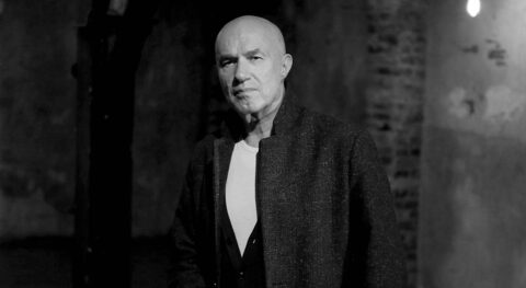 Pierre Martot donne corps avec brio à la pensée de Camus dans le « Mythe de Sisyphe ». - Critique sortie Avignon / 2025 Avignon Avignon off. Théâtre Transversal