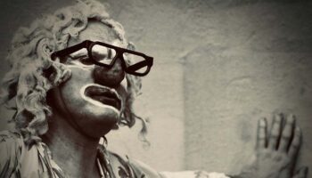 Ludor Citrik donne une clownférence qui retrace toute l’histoire du clown à sa manière dans « Nuancier clown » - Critique sortie Avignon / 2025 Avignon Avignon Off. La Factory - 5-Collège Vernet