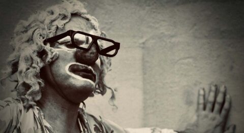 Ludor Citrik donne une clownférence qui retrace toute l’histoire du clown à sa manière dans « Nuancier clown » - Critique sortie Avignon / 2025 Avignon Avignon Off. La Factory - 5-Collège Vernet