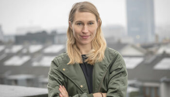 Du trouble à la transe : Mette Ingvartsen chorégraphie l’excès dans « Delirious Night » - Critique sortie Avignon / 2025 Avignon Festival d’Avignon. Cour du Lycée Saint-Joseph