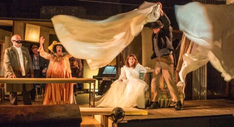 « Par Autan », l’ultime création rêveuse de François Tanguy se déploie en dehors des cadres de la narration. - Critique sortie Avignon / 2025 Avignon Festival d'Avignon. Gymnase du lycée Mistral.