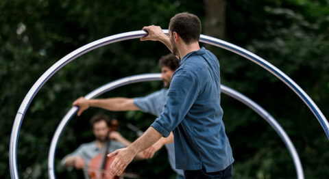 Yan Raballand met la musique en mouvement dans « Solstice ». - Critique sortie Avignon / 2025 Villeneuve lez Avignon Avignon Off. Festival Villeneuve en Scène