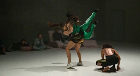Soraya Leila Emery et ses performeuses : un corps à corps féministe dans « Turn on ». - Critique sortie Avignon / 2025 Avignon Avignon Off. Les Hivernales