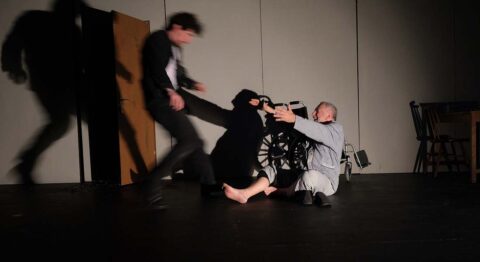 « Yes Daddy » de Bashar Murkus fait vivre un huis clos intime entre un vieil homme perdu et un jeune escort - Critique sortie Avignon / 2025 Avignon Festival d’Avignon. Théâtre Benoît XII