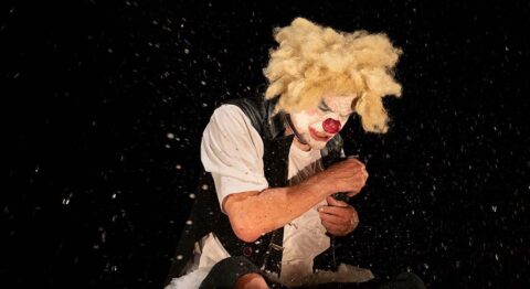 « Y’a quelqu’un ?! » d’Hervé Langlois, la fable tragi-comique d’un clown seul le jour de son anniversaire. - Critique sortie Avignon / 2025 Avignon Avignon Off. Espace Alya Theatre