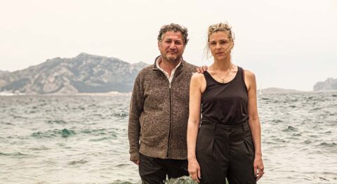 Lampedusa au cœur d’« À ce stade de la nuit », porté à la scène par Antoine Oppenheim - Critique sortie Avignon / 2025 Avignon Avignon Off. Théâtre des Halles