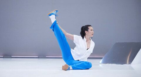 Amrita Hepi et Mish Grigor explorent les débuts de la vie et de la danse dans « Rinse ». - Critique sortie Avignon / 2025 Avignon Festival d'Avignon. Gymnase du lycée Mistral.