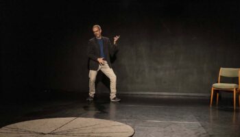 Yves Heck déconstruit les rapports sexuels homme-femme dans la pièce-manifeste « Au-delà de la pénétration ». - Critique sortie Avignon / 2025 Avignon Avignon Off. Avignon-Reine Blanche